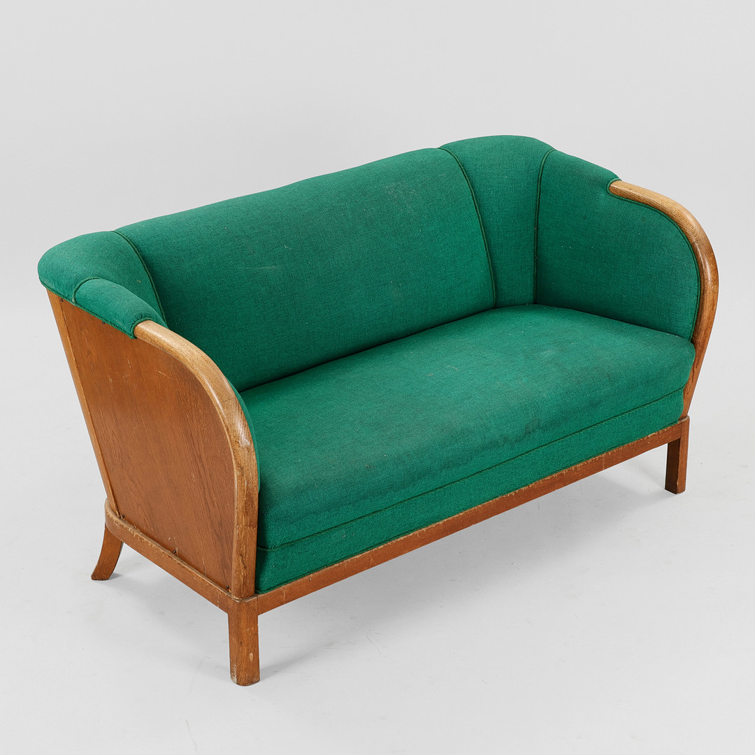 SKANDINAVISK MØBELDESIGN. Fritstående sofa af egetræ, skandinavisk formgiver, 1900-tallets første halvdel.