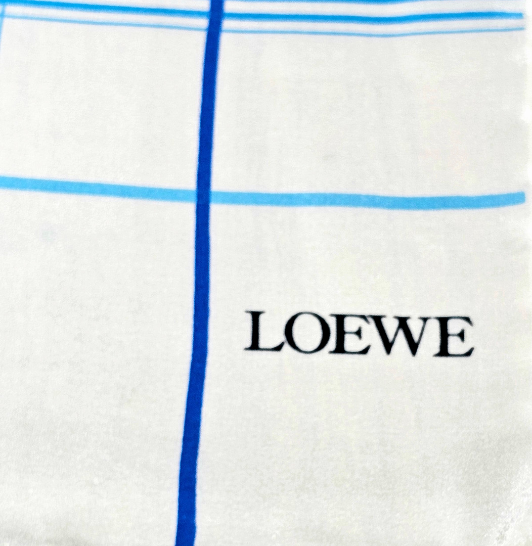 LOEWE. Pañuelo de diseño geométrico y anagrama de la casa en seda.