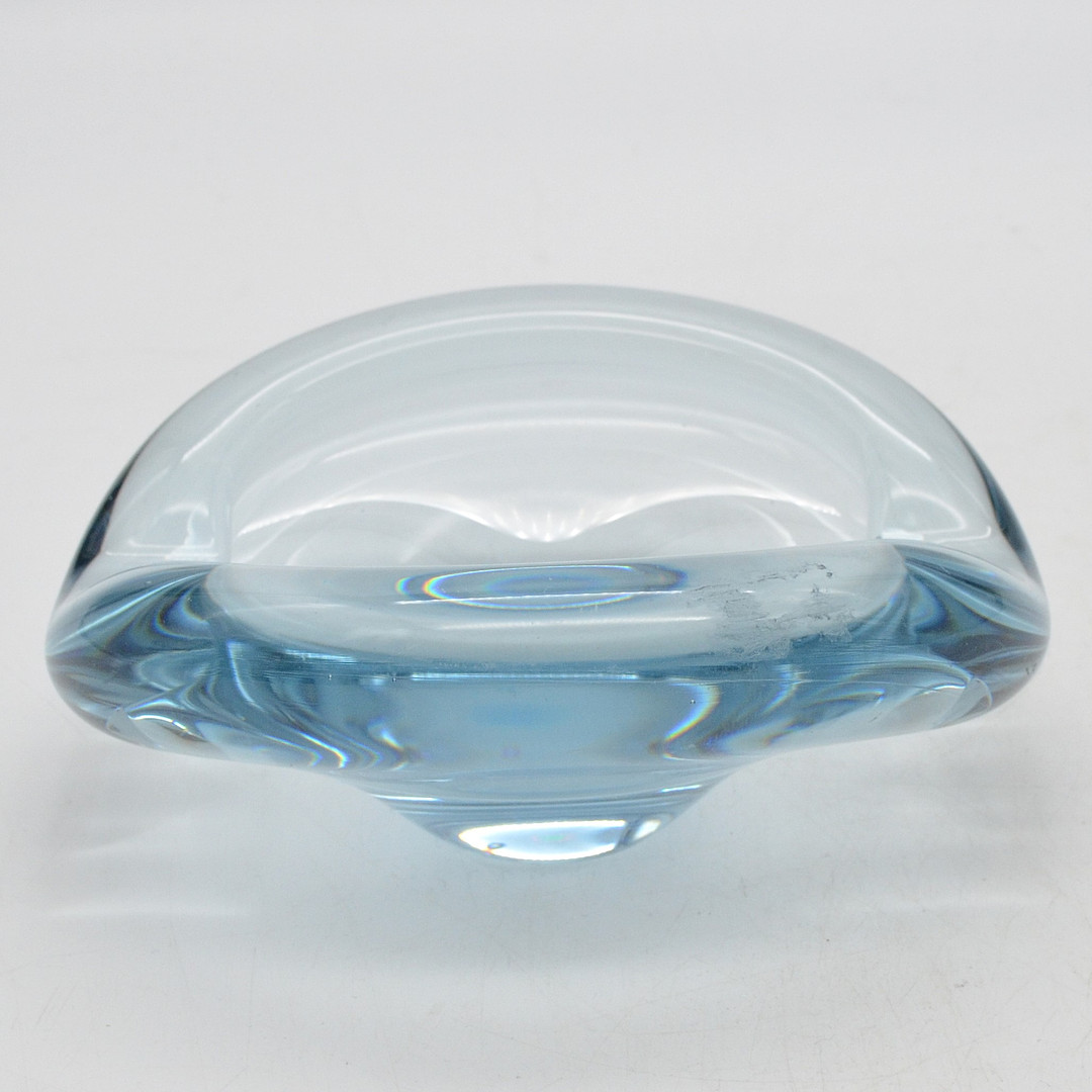 PER LÜTKEN. SCHALE AUS GLAS, FÜR HOLMEGAARD, AUS DER SERIE AKVA, 1965, TRANSPARENT-BLAU, MONOGRAMMIERTER BODEN.