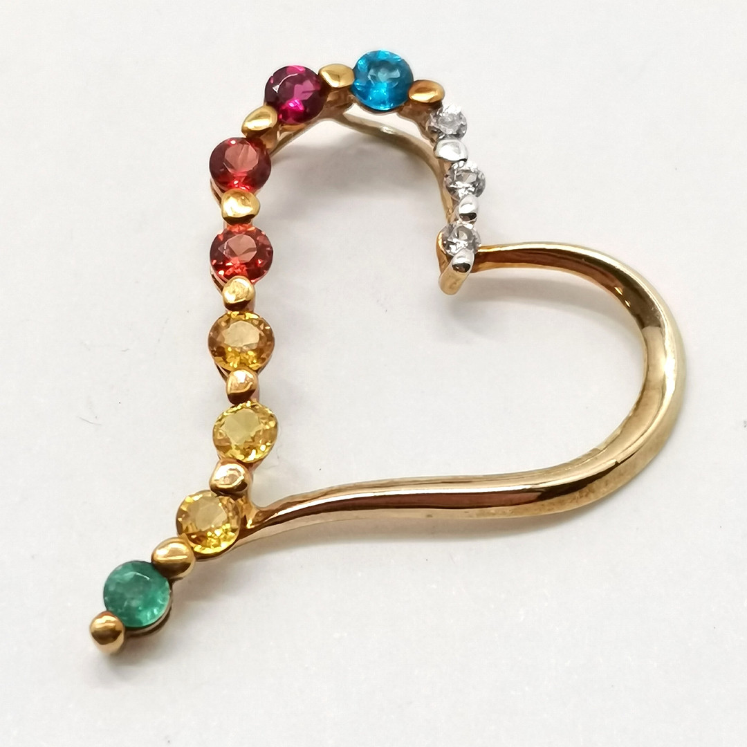 9CT MARKED GOLD GEMSTONE SET FANCY HEART PENDANT.