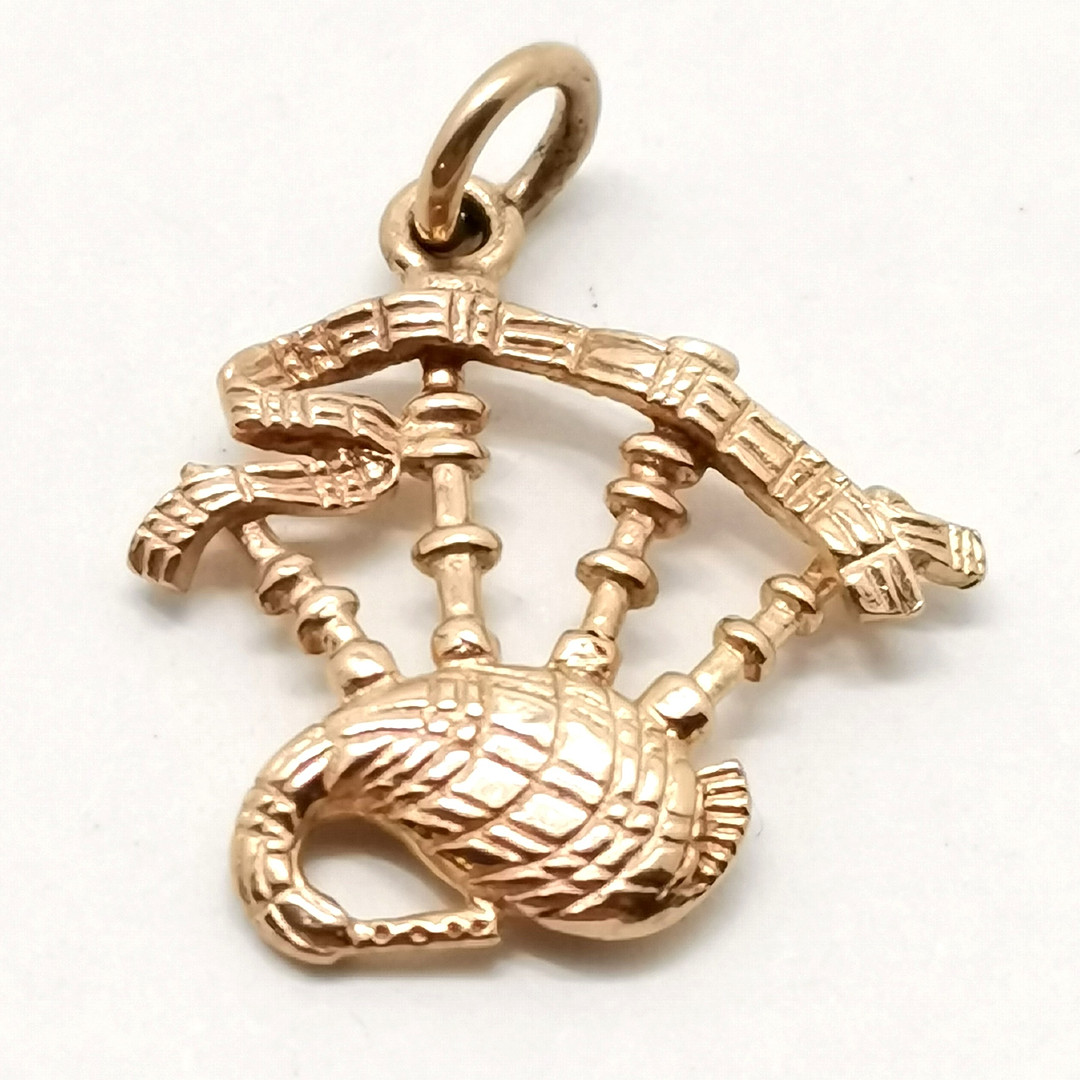 9ct HALLMARKED GOLD BAGPIPES PENDANT.