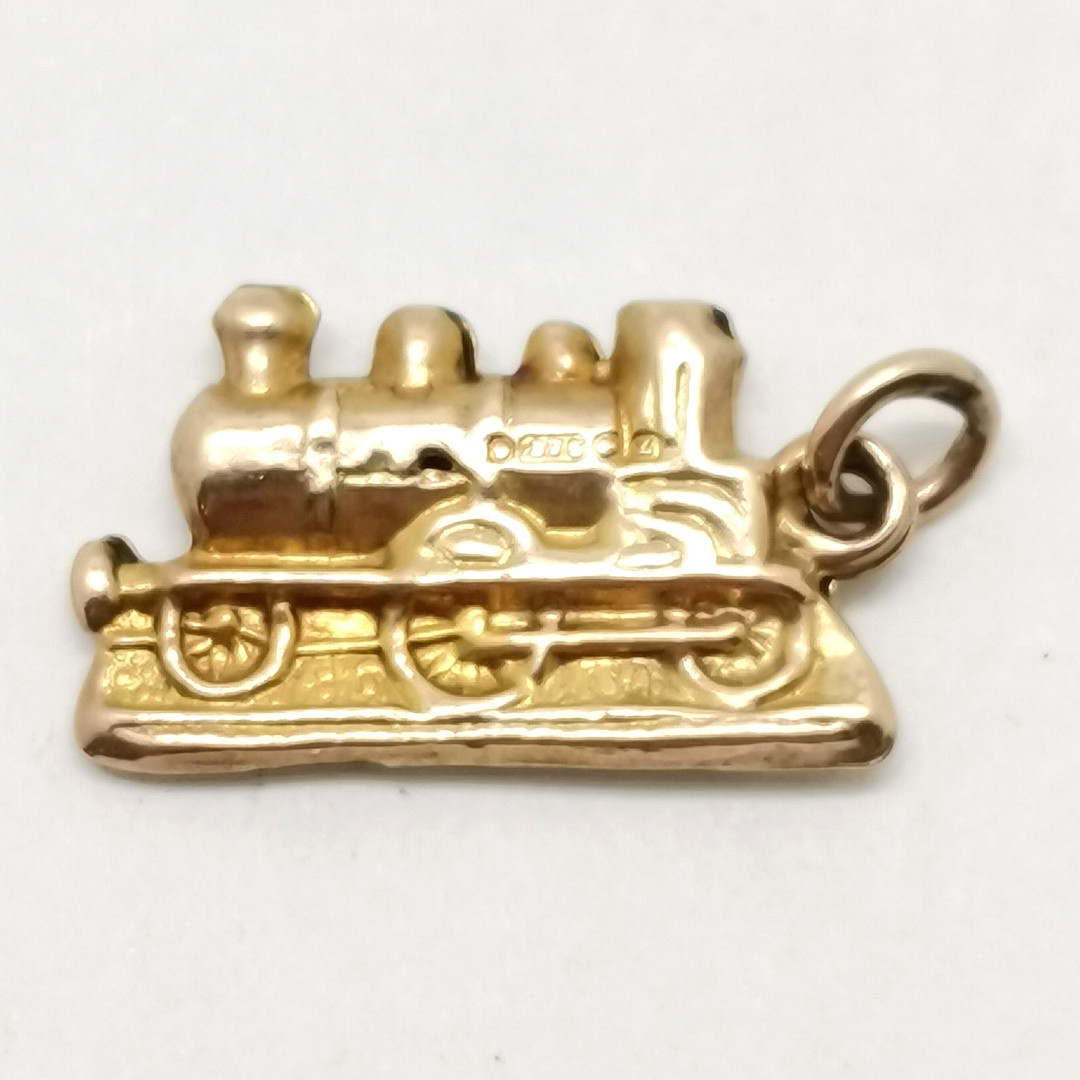 9ct GOLD RAILWAY LOCOMOTIVE PENDANT.