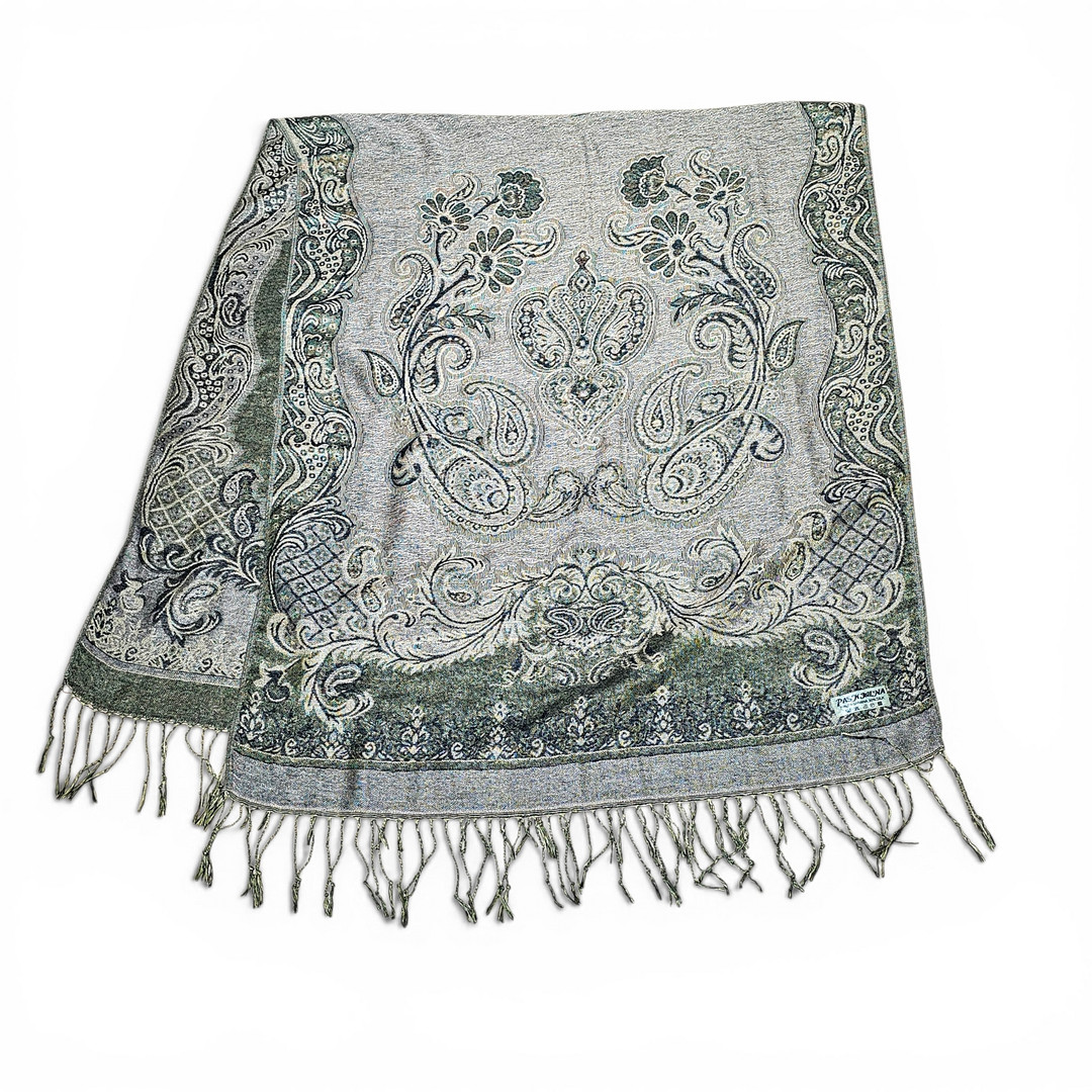 Pashmina con motivos de cachemira en tonos verdosos y negros.