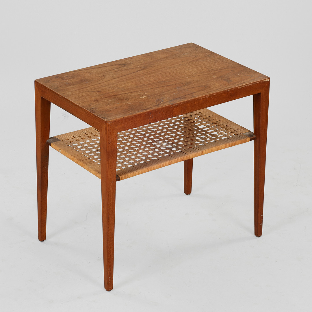 ERIK SEVERIN RISAGER-HANSEN. Sidebord / lampebord af teak og sjeneflet, Haslev Møbelfabrik, Danmark, 1950-60'erne.