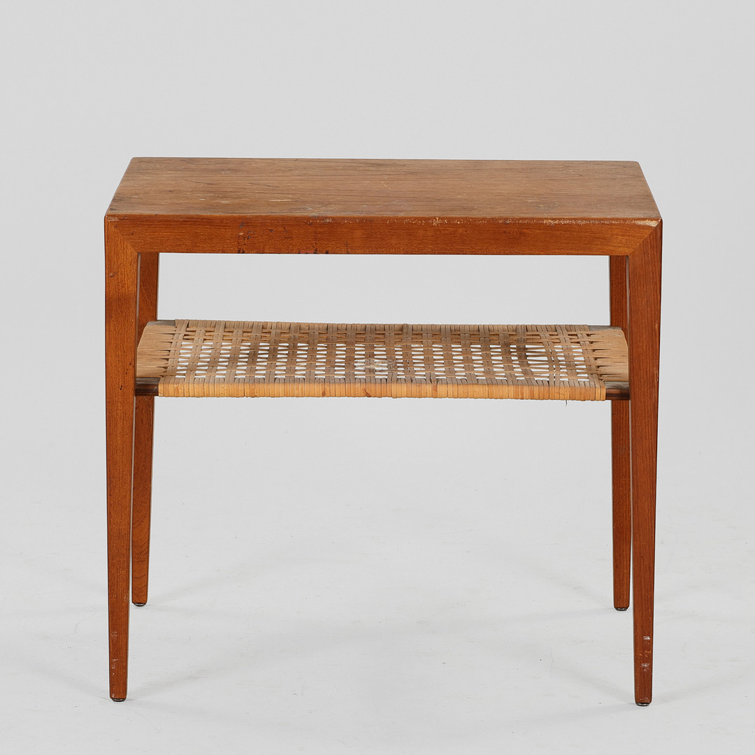 ERIK SEVERIN RISAGER-HANSEN. Sidebord / lampebord af teak og sjeneflet, Haslev Møbelfabrik, Danmark, 1950-60'erne.