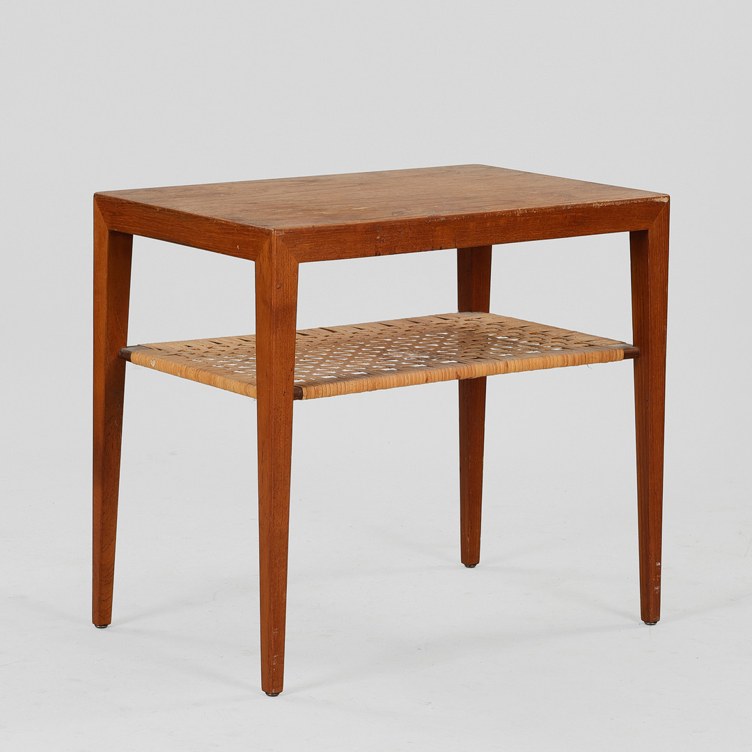 ERIK SEVERIN RISAGER-HANSEN. Sidebord / lampebord af teak og sjeneflet, Haslev Møbelfabrik, Danmark, 1950-60'erne.