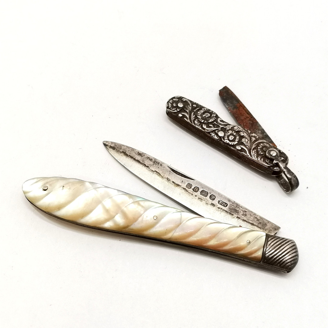 4X ANTIQUE SILVER FRUIT & PENKNIVES - 2 W/ MOTHER OF PEARL HANDLES.