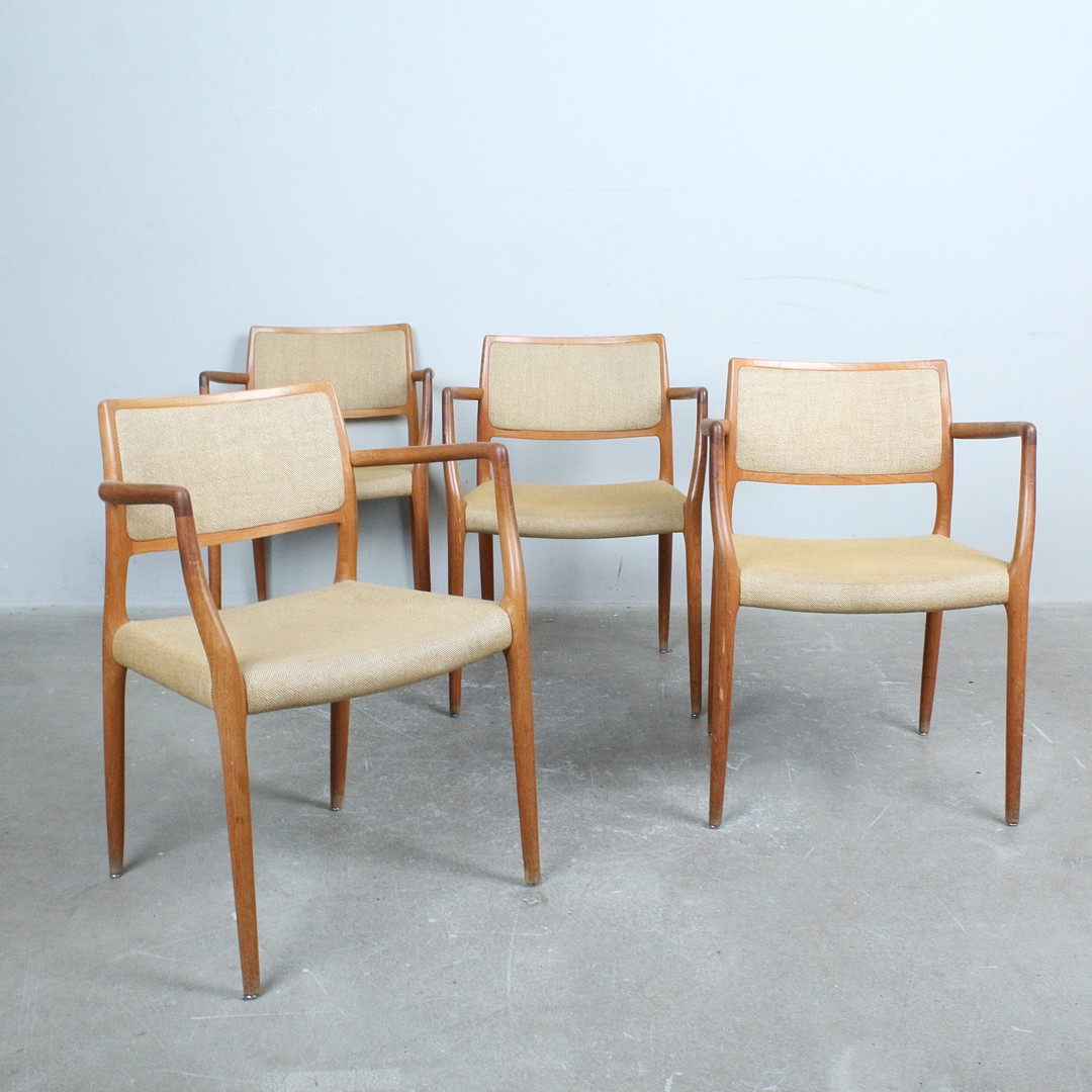NIELS OTTO MØLLER. J.L. Møller Møbelfabrik. Vier Armlehnstühle, 'Modell 65'. Teak, Stoff, 1960er, Dänemark.