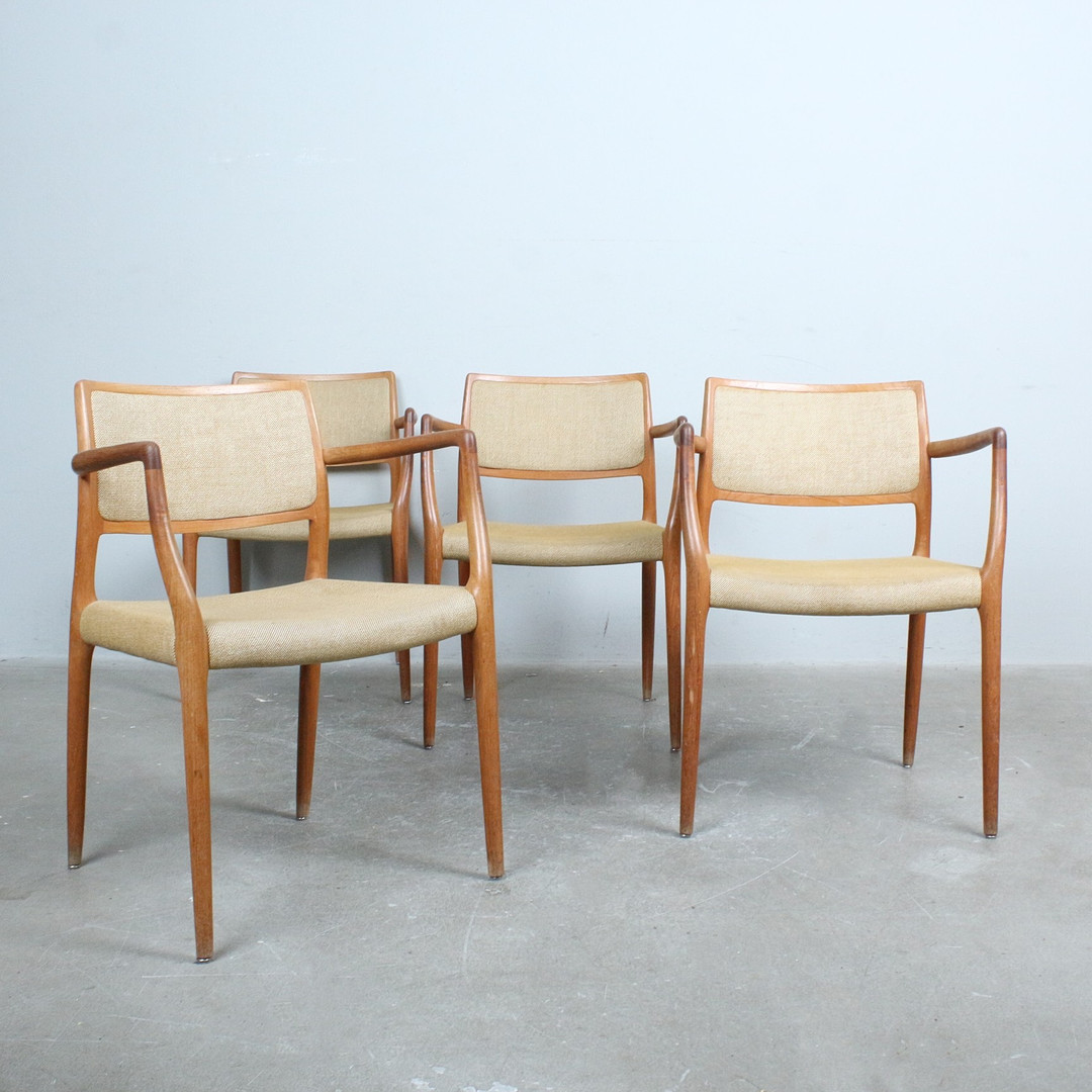 NIELS OTTO MØLLER. J.L. Møller Møbelfabrik. Vier Armlehnstühle, 'Modell 65'. Teak, Stoff, 1960er, Dänemark.
