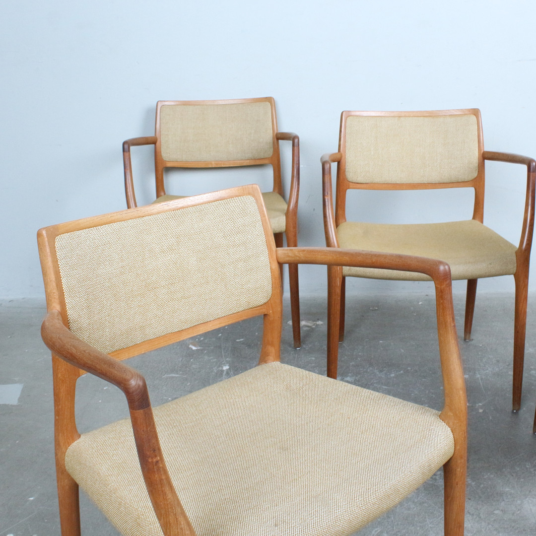 NIELS OTTO MØLLER. J.L. Møller Møbelfabrik. Vier Armlehnstühle, 'Modell 65'. Teak, Stoff, 1960er, Dänemark.