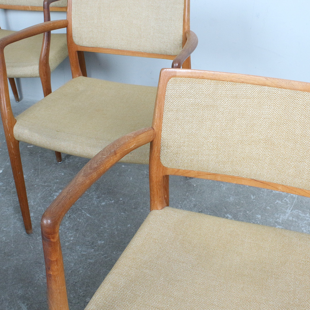 NIELS OTTO MØLLER. J.L. Møller Møbelfabrik. Vier Armlehnstühle, 'Modell 65'. Teak, Stoff, 1960er, Dänemark.