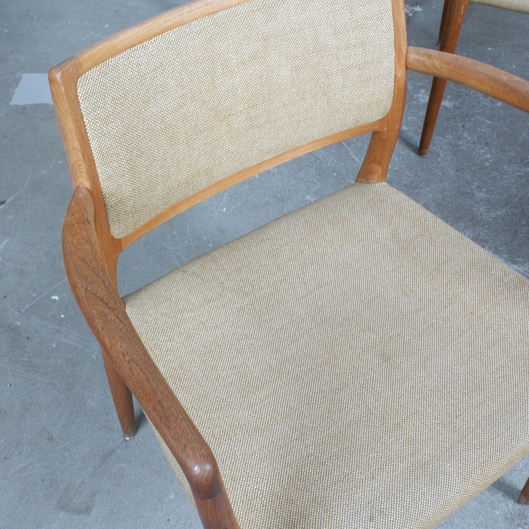 NIELS OTTO MØLLER. J.L. Møller Møbelfabrik. Vier Armlehnstühle, 'Modell 65'. Teak, Stoff, 1960er, Dänemark.