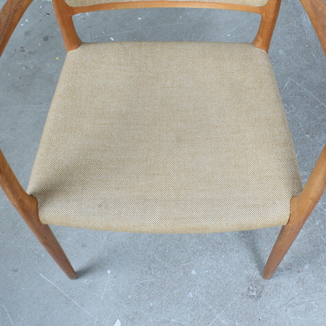 NIELS OTTO MØLLER. J.L. Møller Møbelfabrik. Vier Armlehnstühle, 'Modell 65'. Teak, Stoff, 1960er, Dänemark.