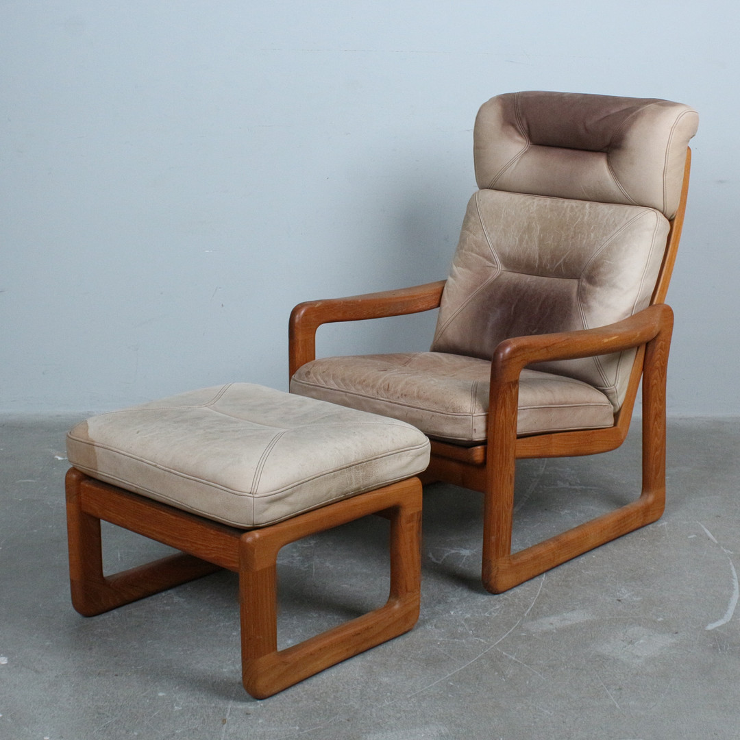 HOLSTEBRO MØBELFABRIK. Hochlehner mit Ottomane, Teak, Leder, 1970er.