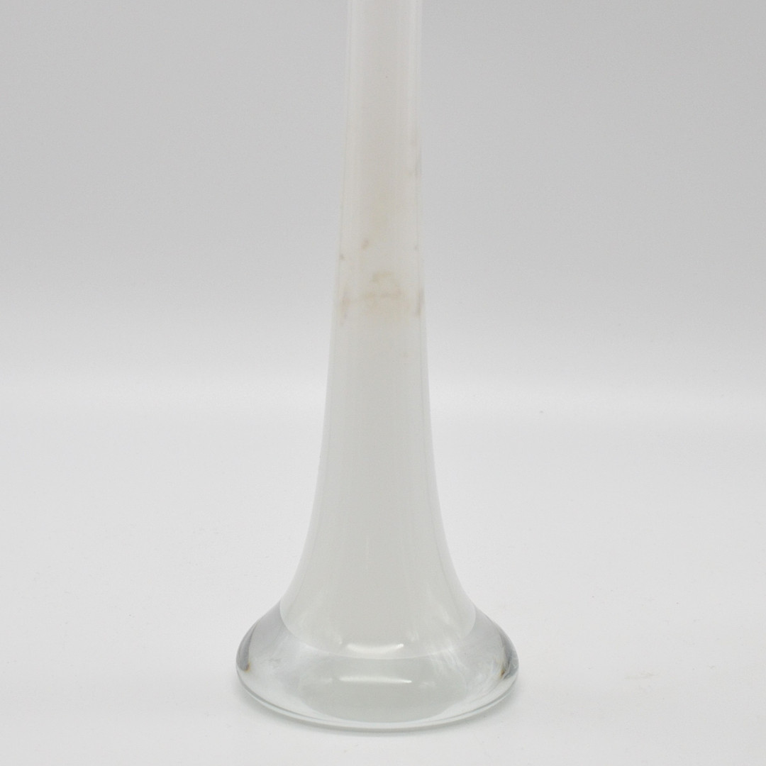 WIESENTHALHÜTTE, LANGHALSIGE VASE, GLAS, IN WEISS UND TRANSPARENT, DEUTSCHLAND, UM 1960ER.