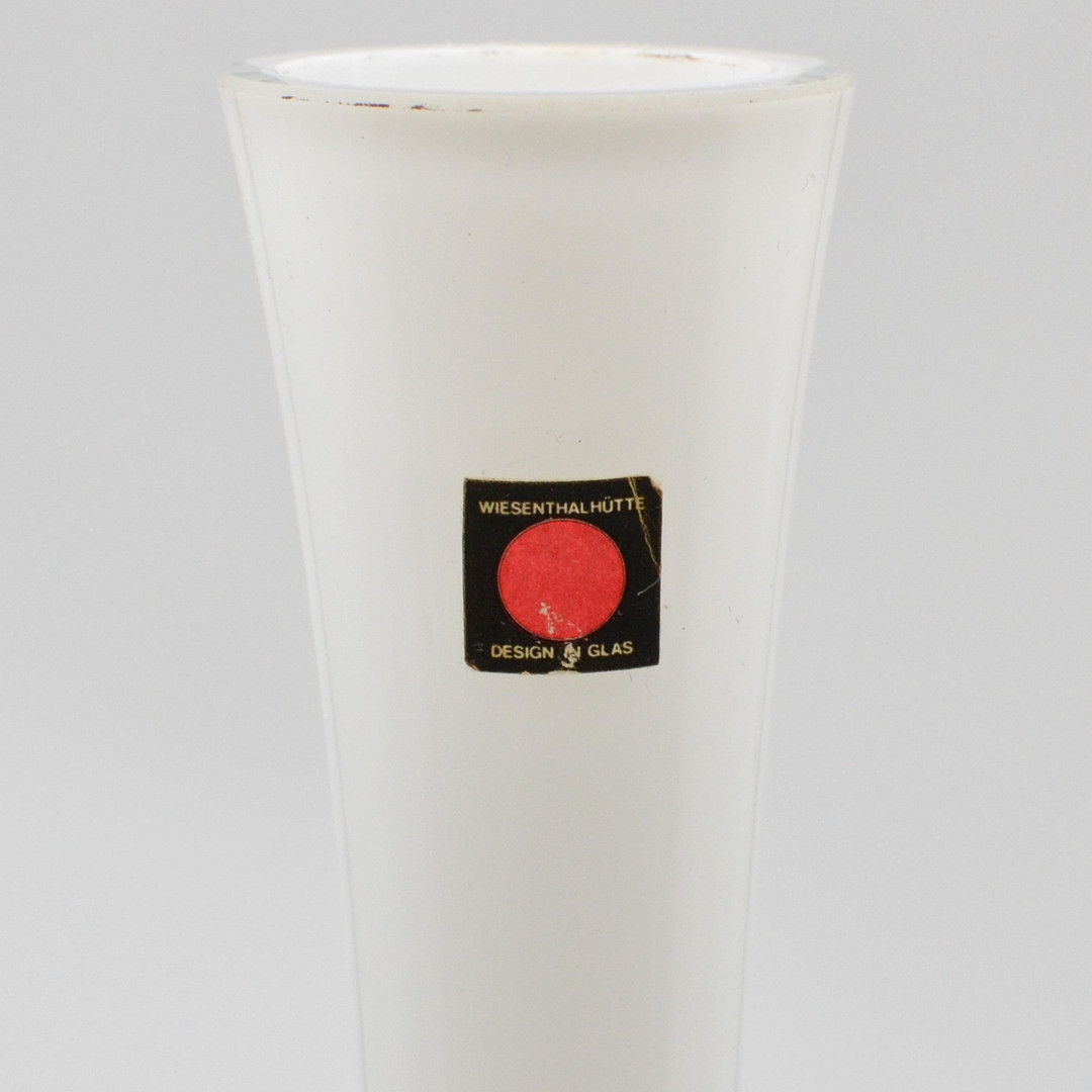 WIESENTHALHÜTTE, LANGHALSIGE VASE, GLAS, IN WEISS UND TRANSPARENT, DEUTSCHLAND, UM 1960ER.
