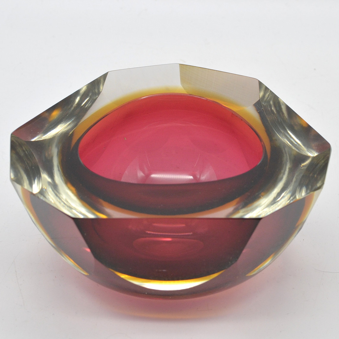 FLAVIO POLI. MURANO DESIGNERSCHALE, STUDIOGLAS, FACETTIERTE SEITEN, DREIFARBIG, SOMMERSO, ITALIEN, UM 1950.