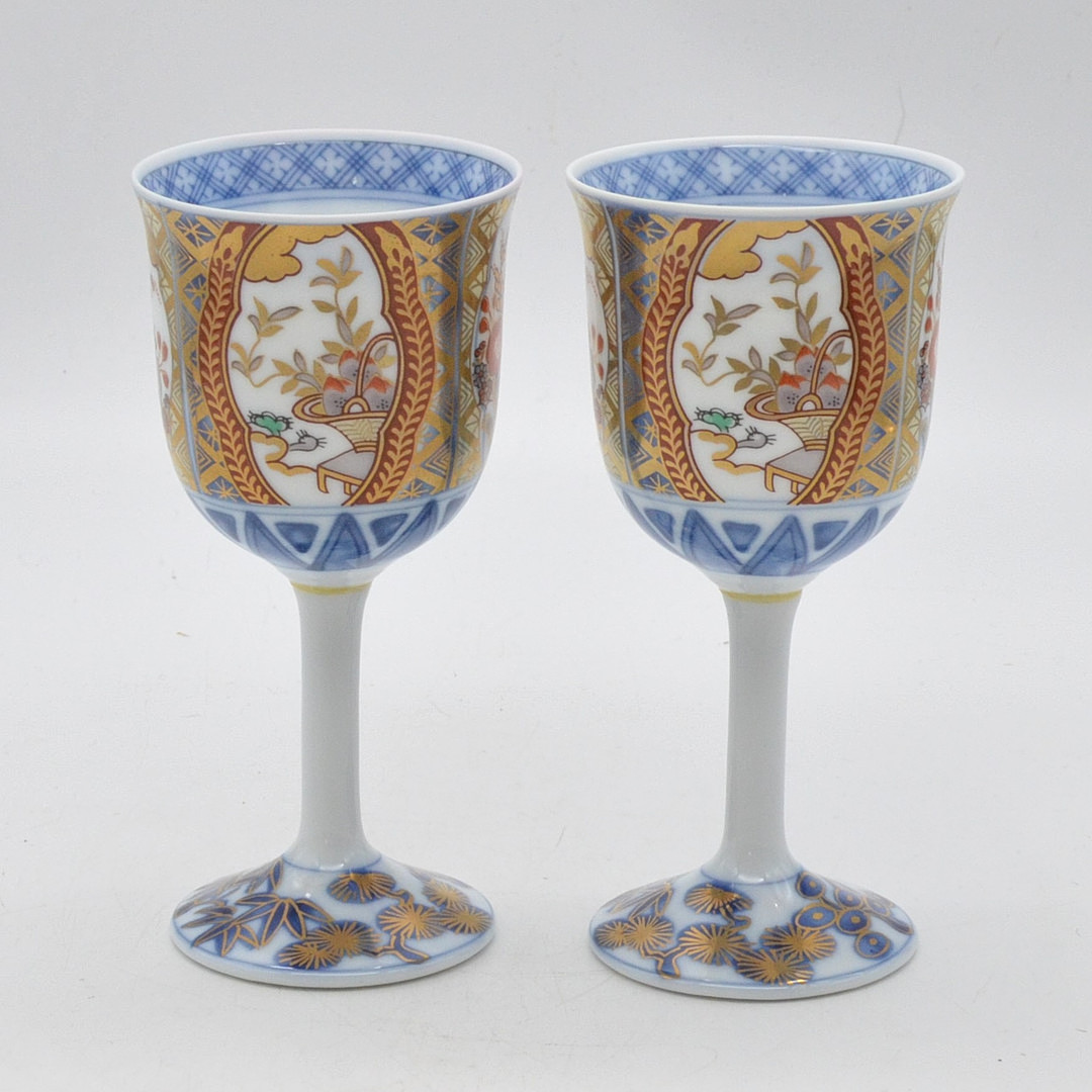 SANYO POTTERY, ZWEI ASIATISCHE KELCHE, IMARI-STIL, PORZELLAN, FARBIG, GOLDMALEREI, FRÜHES 20. JAHRHUNDERT, MIT STUDIOETIKETT.