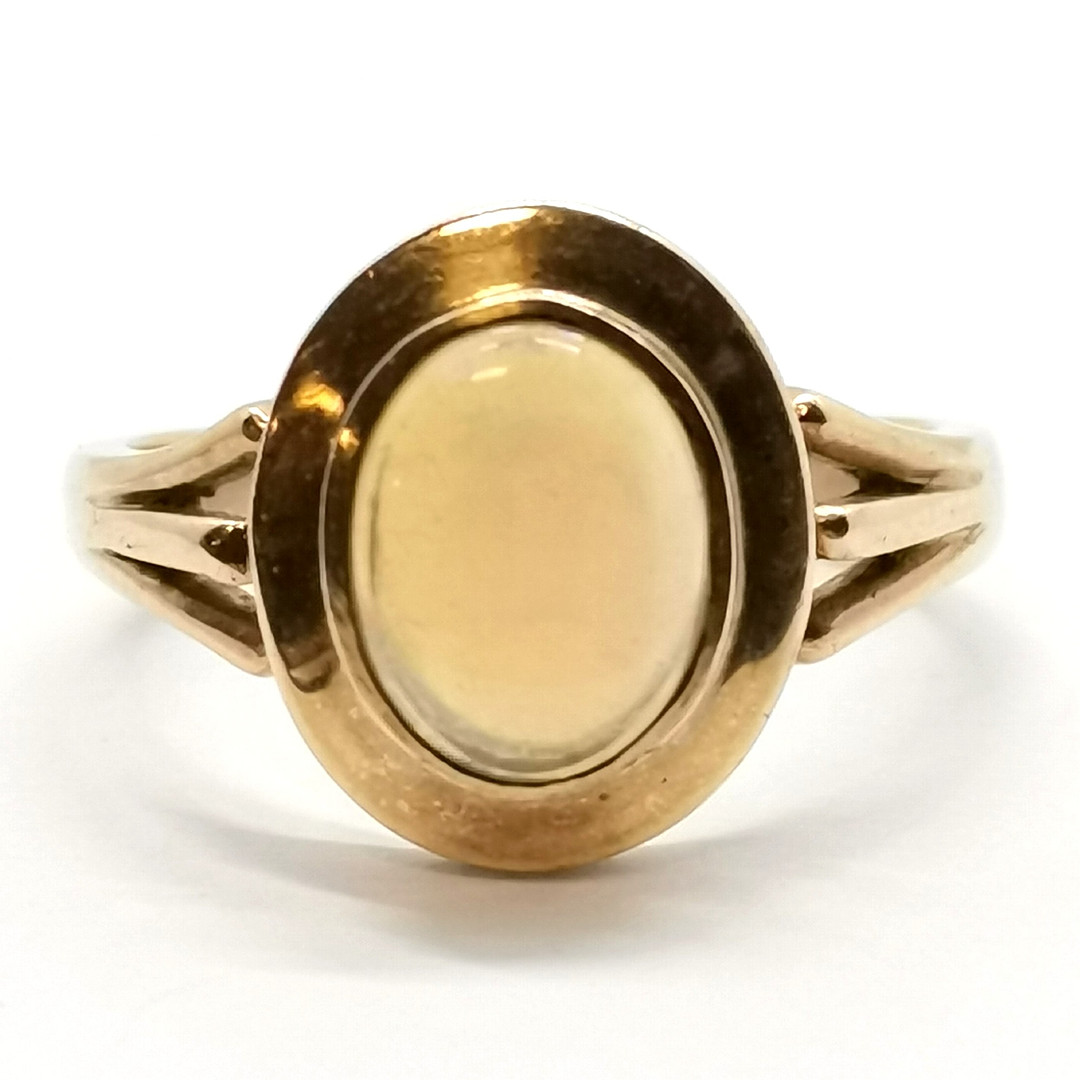 9CT HALLMARKED GOLD OPAL STONE SET RING.