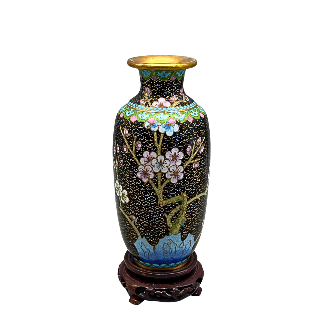 CHINESISCHE CLOISONNÉ-VASE MIT KIRSCHBLÜTENMOTIV AUF EINEM SOCKEL.