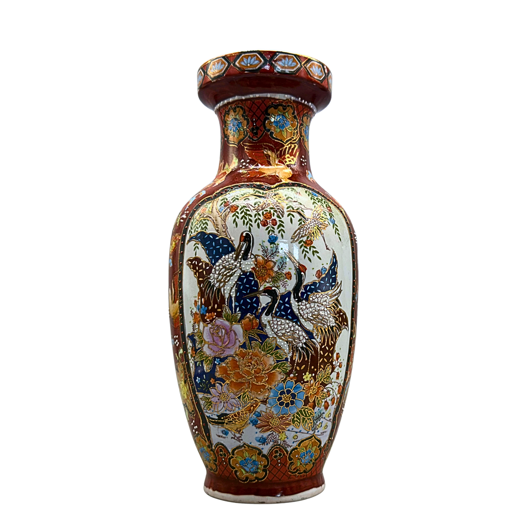 JAPANISCHE PORZELLANVASE IM IMARI-STIL MIT BLUMENMOTIVEN UND KRANICHEN.