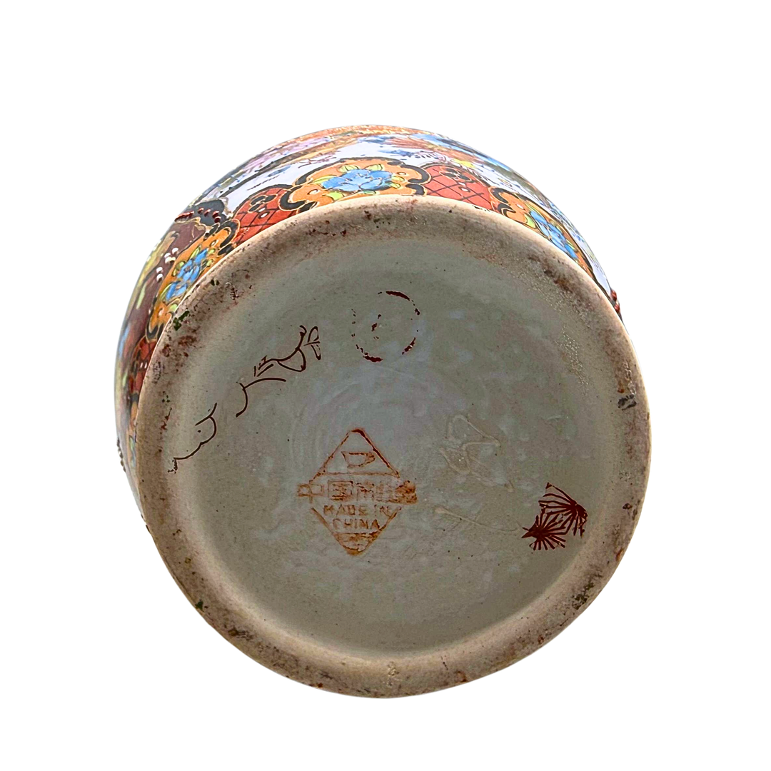 JAPANISCHE PORZELLANVASE IM IMARI-STIL MIT BLUMENMOTIVEN UND KRANICHEN.