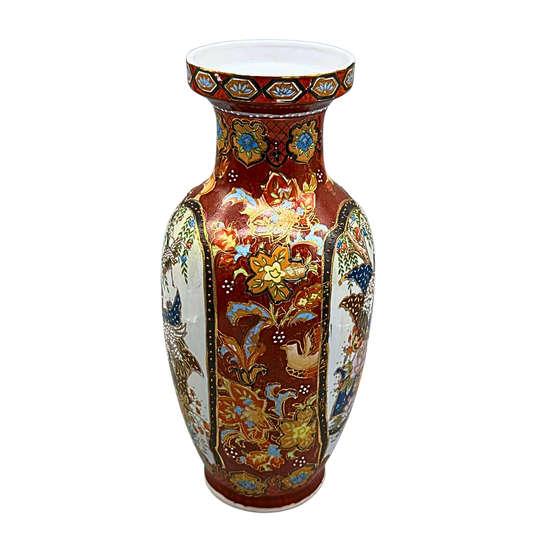 JAPANISCHE PORZELLANVASE IM IMARI-STIL MIT BLUMENMOTIVEN UND KRANICHEN.