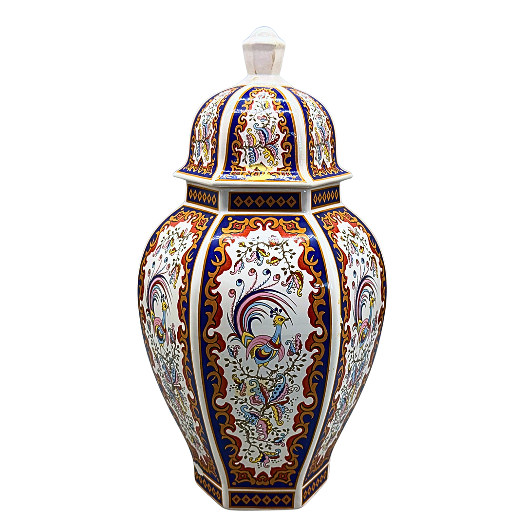 ASIATISCHE DECKELVASE AUS PORZELLAN MIT PFAU MOTIVEN.