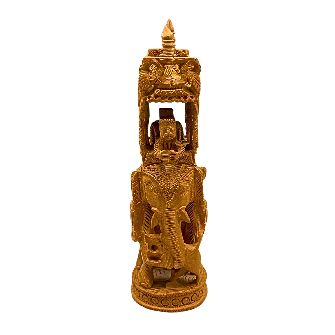 HOLZFIGUR VON REITERN AUF EINEM KÖNIGLICHEN ELEFANTEN MIT EINEM AMBABARI.