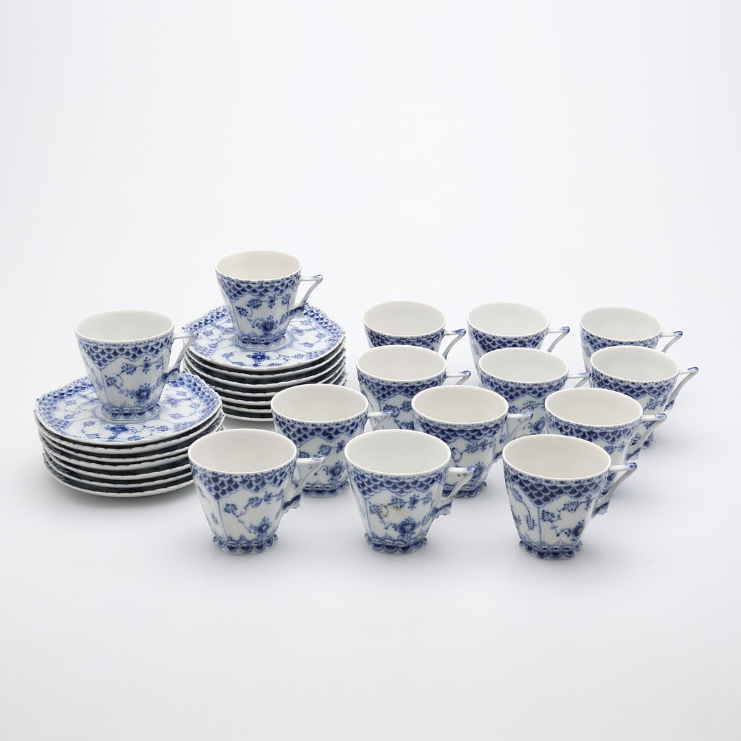 KAFFEKOPPAR MED FAT, 14 DELAR, MUSSELMALET, HELBLOND, ROYAL COPENHAGEN.