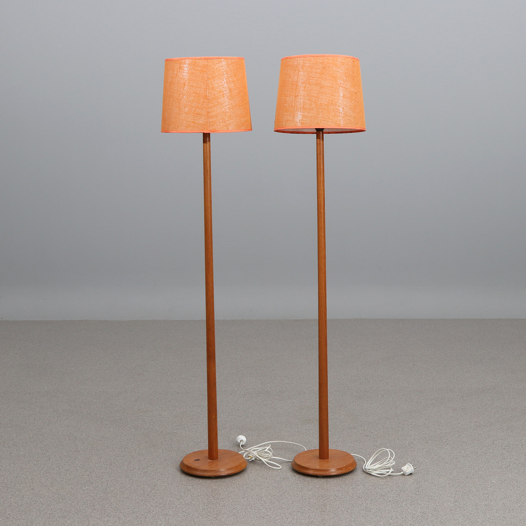 GOLVLAMPOR, ETT PAR. Teak med textila skärmar i orange, ca 1960-tal.