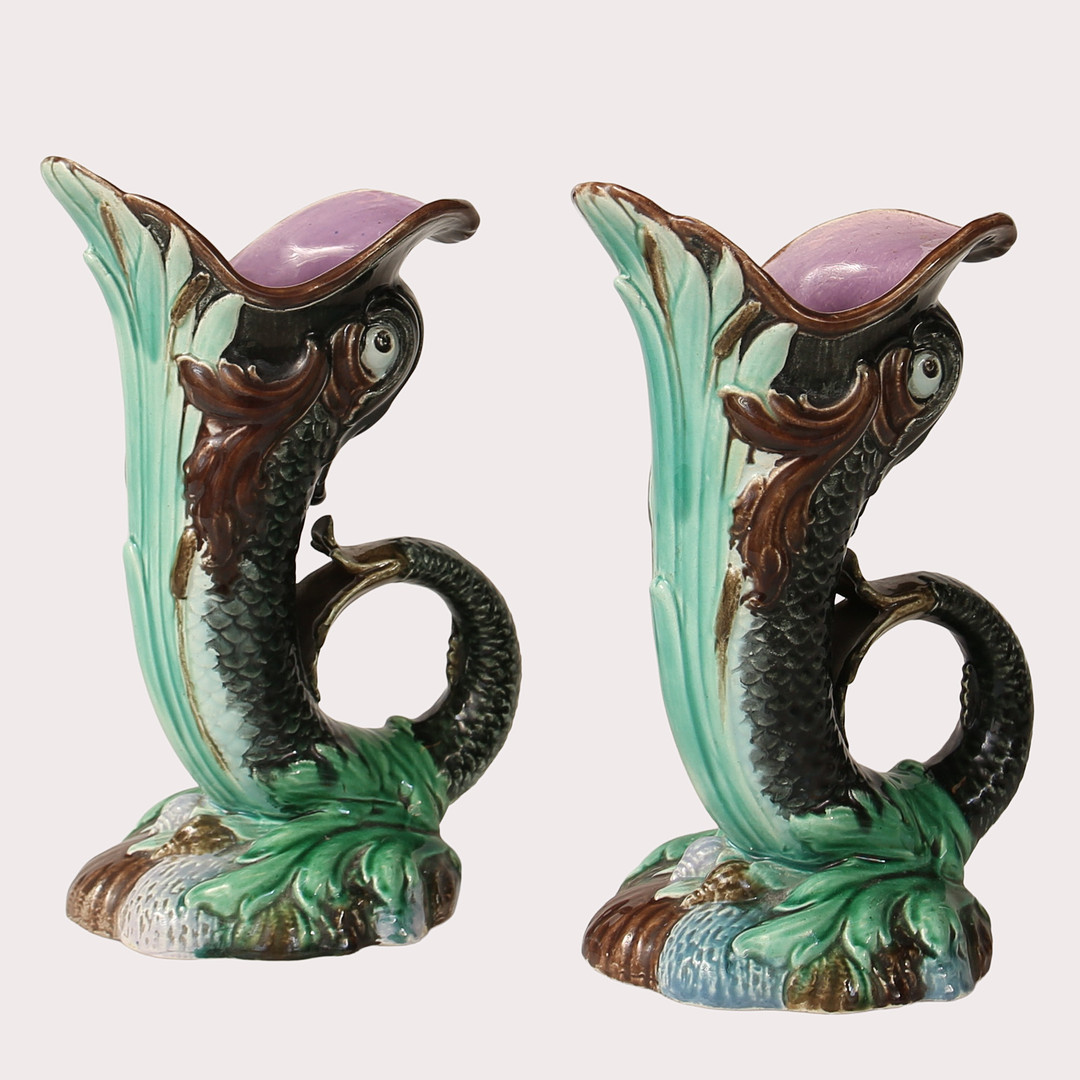 KANNOR, ett par, keramik, Majolica, "fiskar", intagio EM. Gustafsberg. Omkring år 1900.