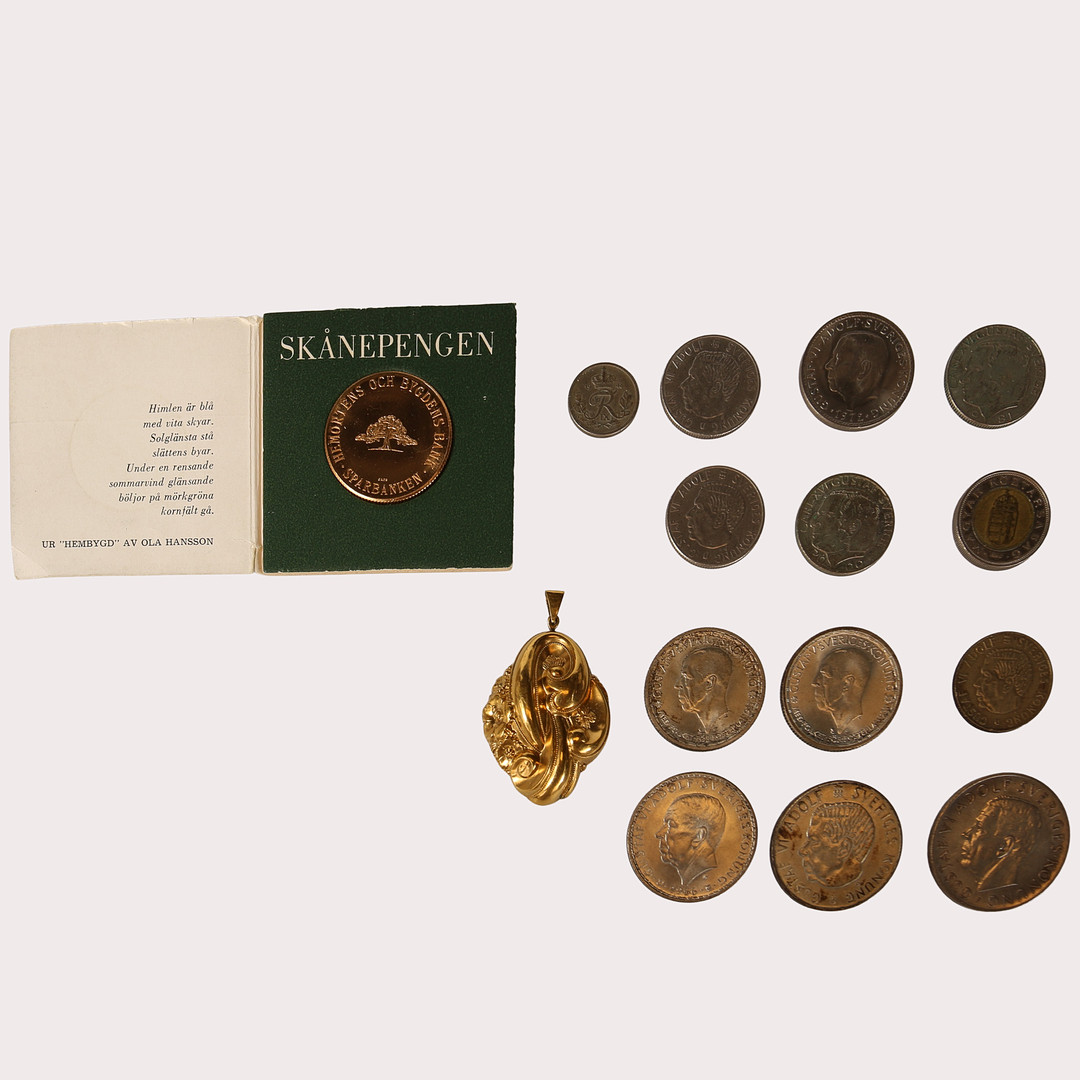 PARTI SVENSKA MYNT, DELVIS SILVER, SAMT GULDFÖRGYLLD BROSCH FRÅN CA ÅR 1870.