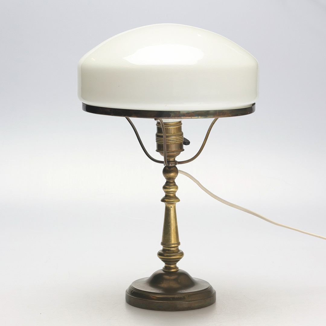 BORDSLAMPA, Strindbergstyp, mässing, med vit glaskupa, 1900-talets första hälft.