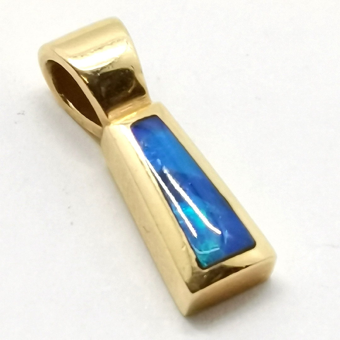 18ct HALLMARKED GOLD OPAL SET PENDANT.