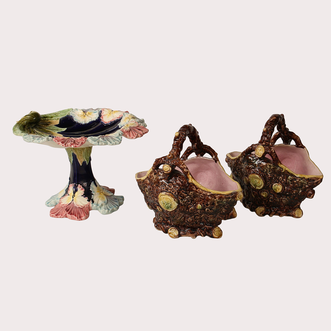 HÄNKELSKÅLAR, ett par, samt SNÄCKFORMAD TAZZA, keramik, Majolica. Totalt 3 delar, Sent 1800-tal.