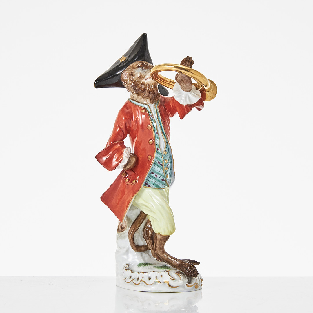 JOHANN JOACHIM KÄNDLER. Apa med valthorn, ur aporkestern (Affenkapelle), figurin, porslin, Tyskland, 1900-tal, Meissen (etabl. 1710), polykromt bemålad, detaljer i guld.