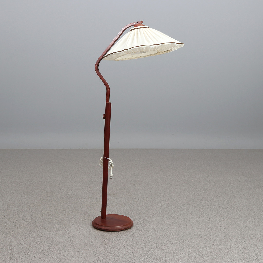 MARKSLÖJD, GOLVLAMPA. Mörkbetsat trä, textil skärm, 1980/90-tal.