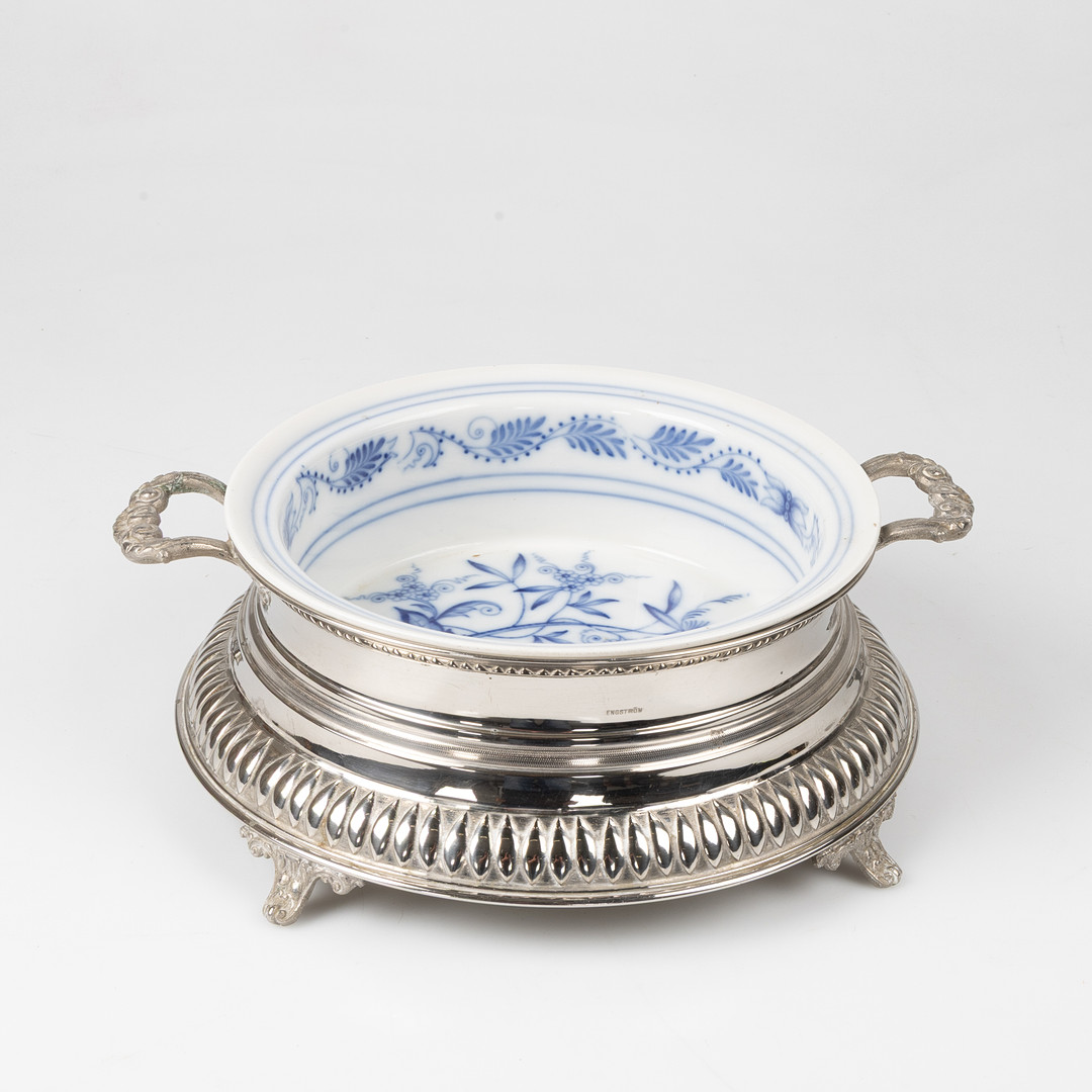 J ENGSTRÖM, ESKILSTUNA/ RÖRTSRAND, Bordsuppsats, Nysilver samt insatsskål Rörstrand med lökmönster, omkring sekelskiftet 1900.