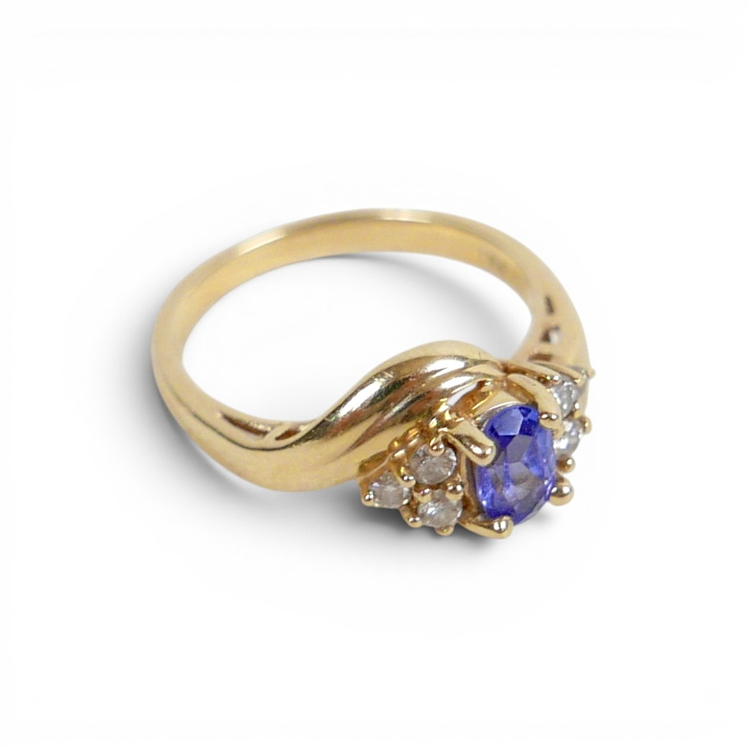 A 14K YELLOW GOLD RING.