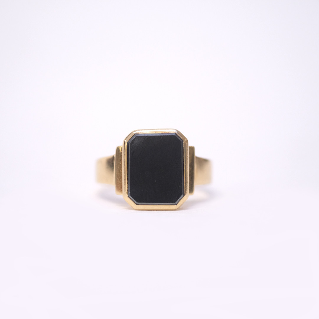 KLACKRING MED ONYX, 18K GULD.