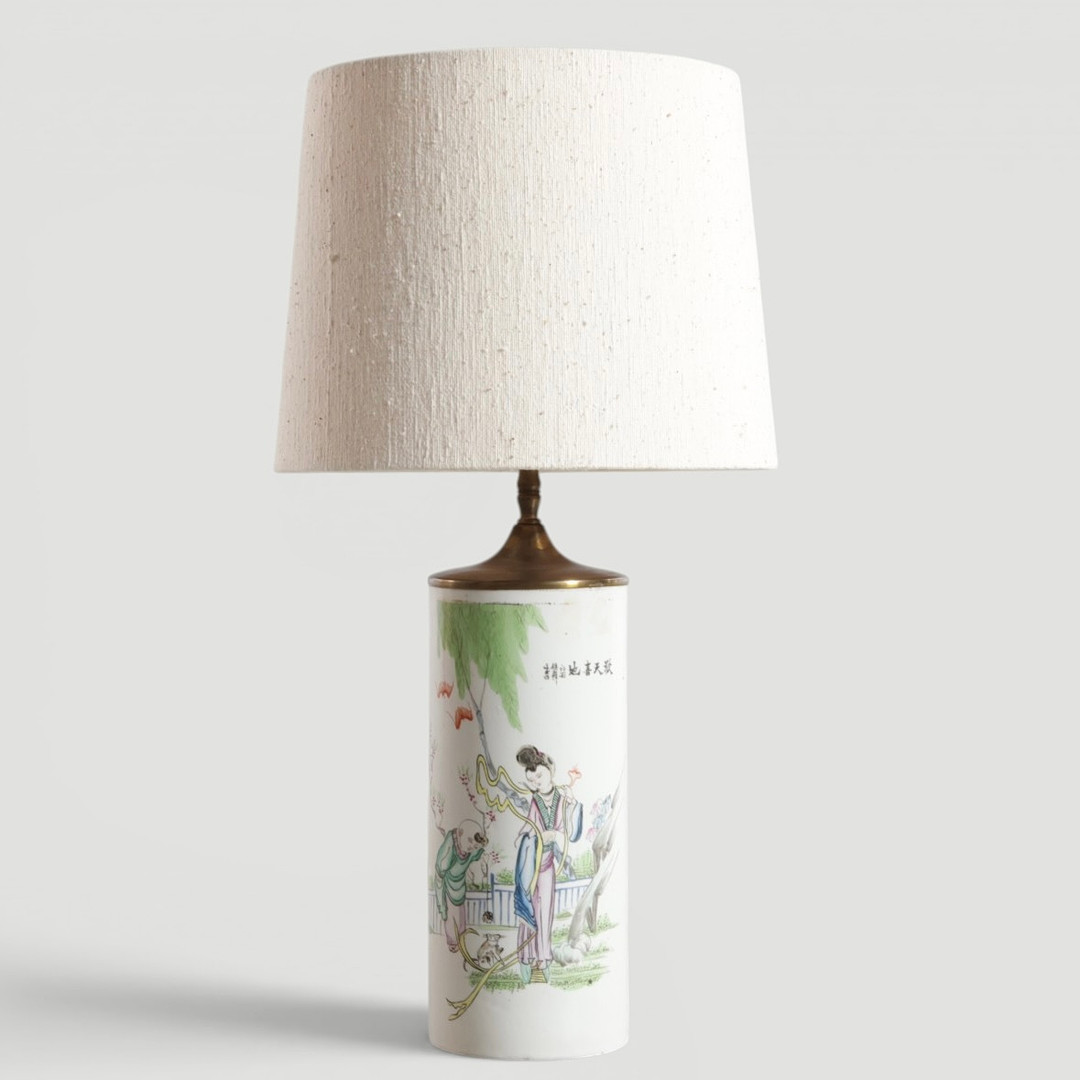 Kinesisk hatstand af porcelæn, dekoreret i emaljefarver med historiske figurer, orange "bats" og skrifttegn. Kina, 20. årh.