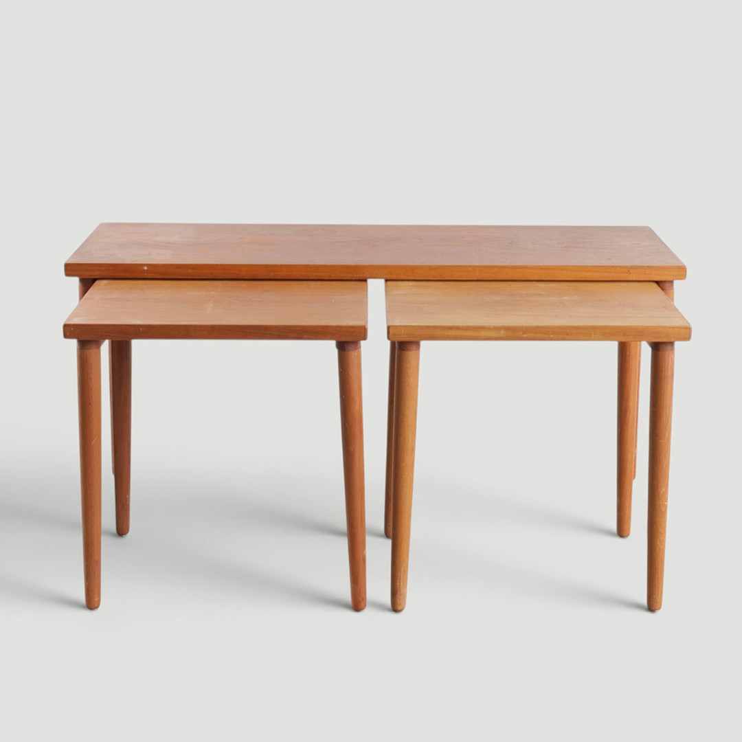 TOFTEN DENMARK. Tre indskudsborde/blomsterborde, teaktræ. Udført og mærket hos Toften. Danmark, 1960'erne (3).