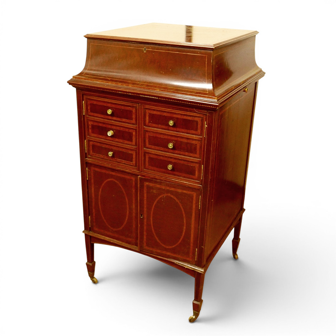 AN EARLY 1900'S MAHOGANY HMV PALOUR WIND UP GRAMOPHONE.
