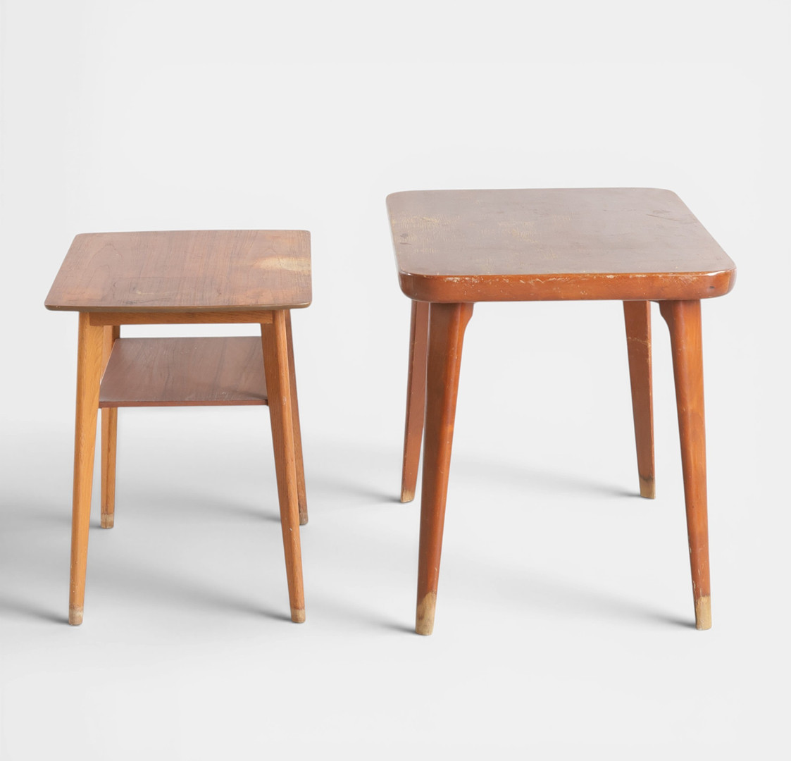 FRITZ HANSEN. To sofaborde af hhv. teak og bejdset bøg. Ene udført hos Fritz Hansen. Danmark, 1940-50'erne (2).