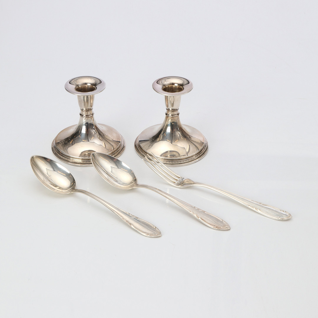 LJUSSTAKAR OCH BESTICK, FEM DELAR. Silver, vikt ca 245 gram.