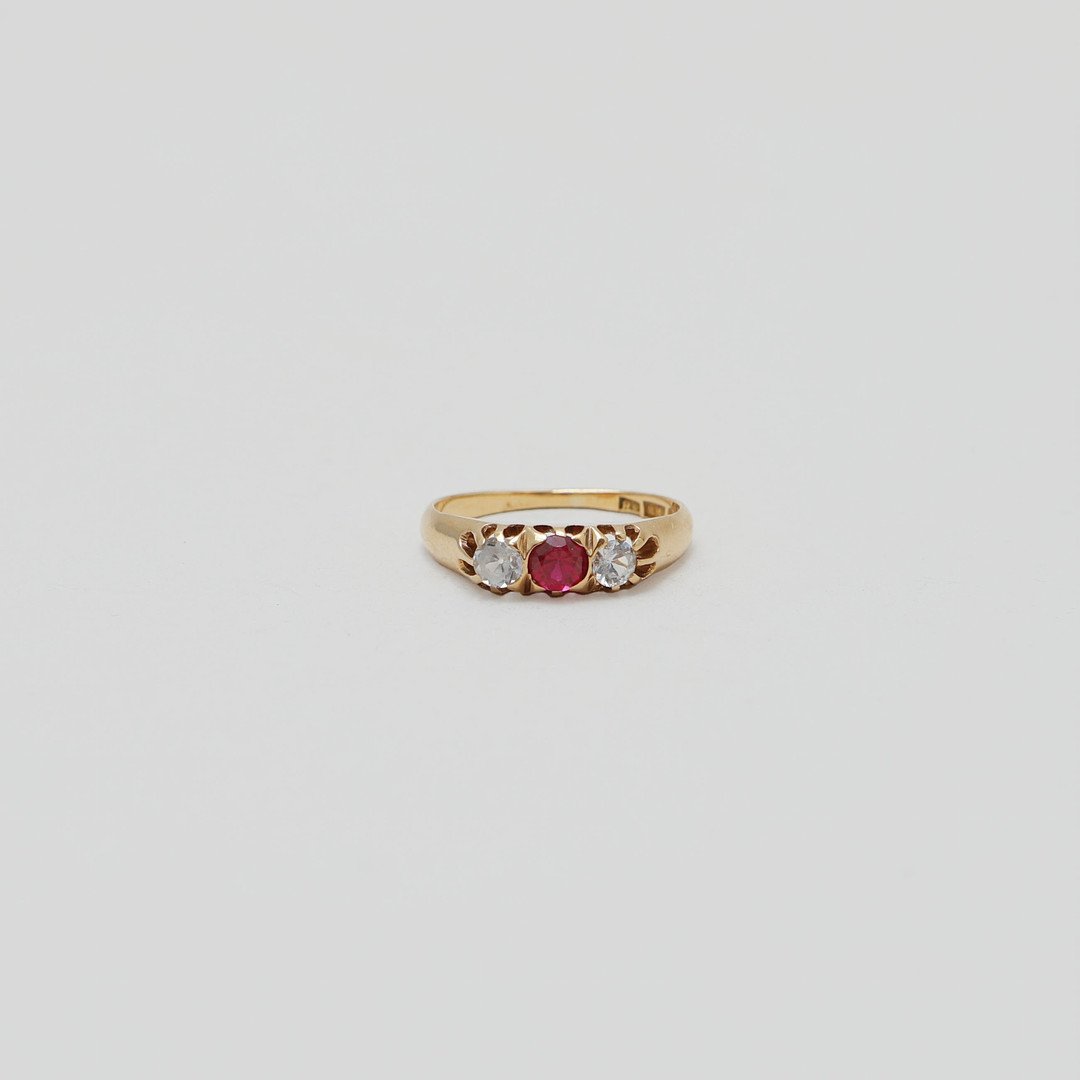 RING, 18k guld, syntetiska stenar, totalvikt ca 2,7 gram.