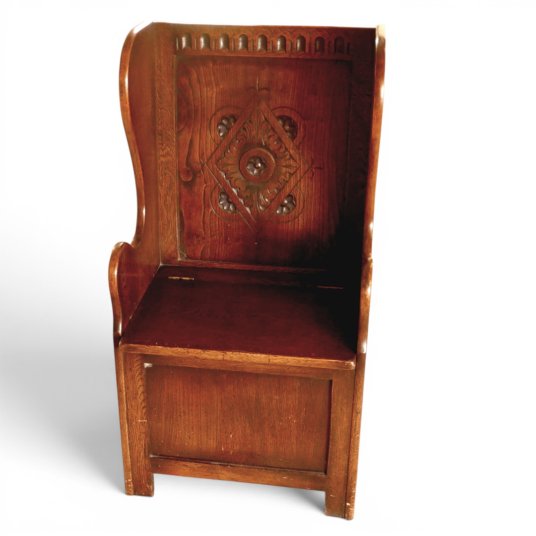 A 20TH CENTURY OAK HALL BENCH.