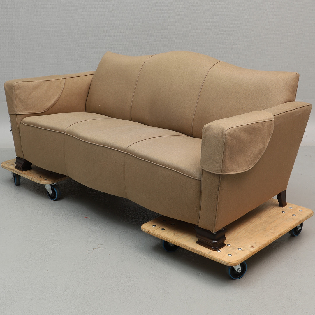SOFFA med svarvade ben i trä, 3-sits, textilklädsel, 1900-tal.