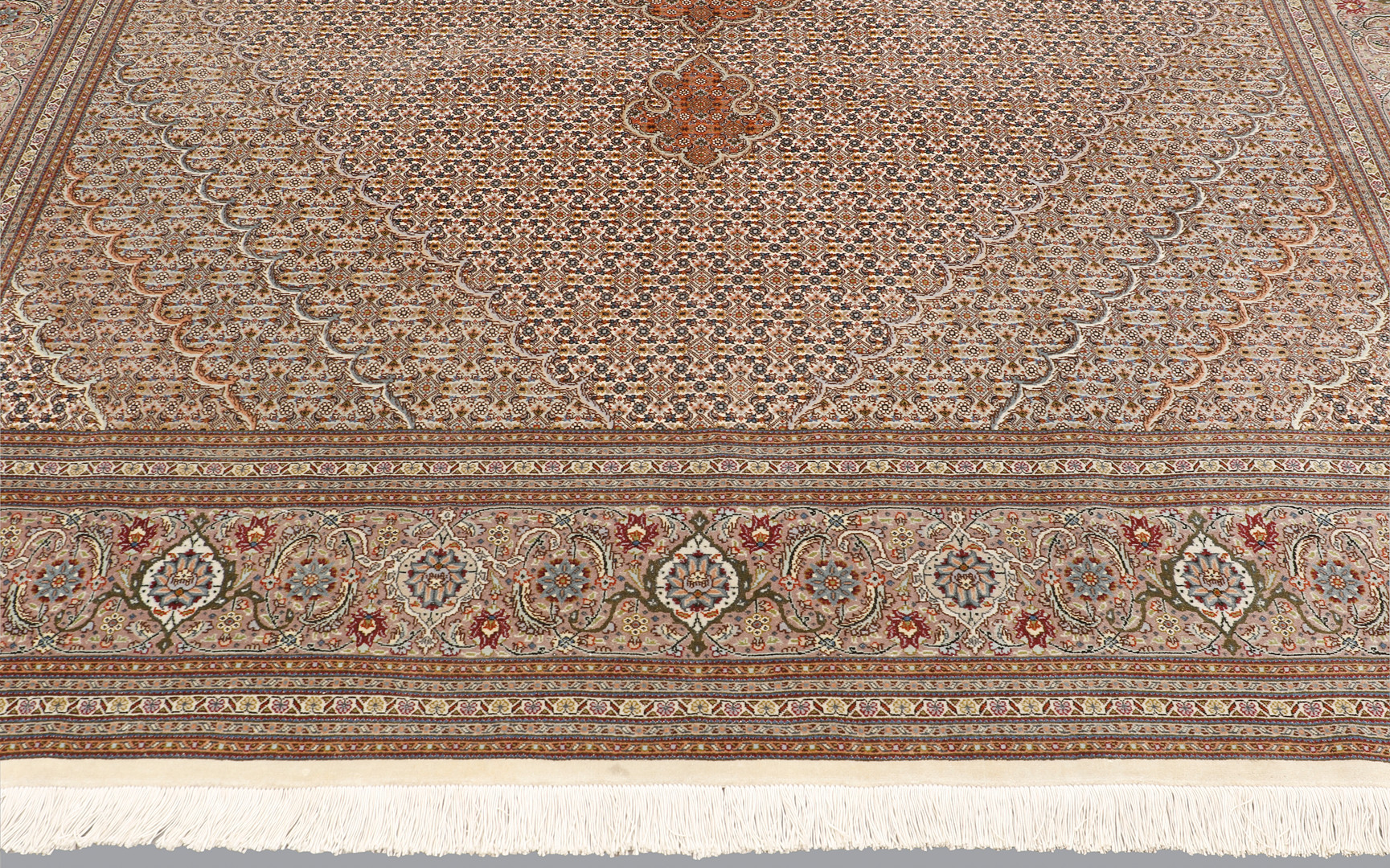 MATTA. Täbriz part silk fine s.k 50 radj ca 500.000 knutar / kvm, 350 x 250 cm.